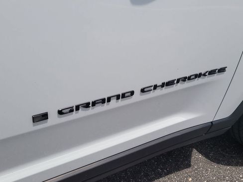 Certified 2024 Jeep Grand Cherokee L Altitude AWD/4WD image 7