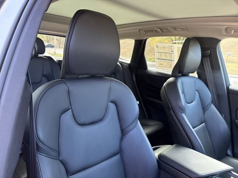 Used 2025 Volvo XC60 B5 Core image 28