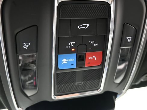 Used 2024 Jeep Wagoneer 2WD image 32