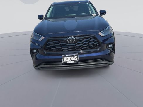 Used 2023 Toyota Highlander LE FWD image 4