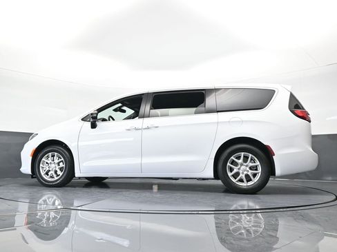 New 2026 Chrysler Pacifica Select image 50