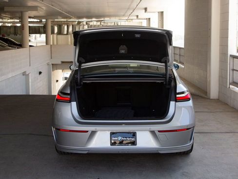 New 2025 BMW i7 xDrive60 image 24