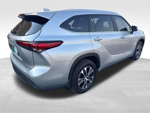 Used 2023 Toyota Highlander XLE AWD/4WD image 6