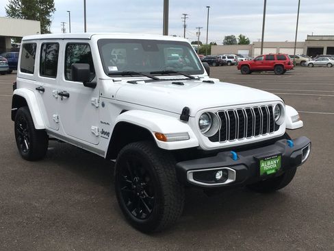 Used 2024 Jeep Wrangler Unlimited Sahara AWD/4WD image 11