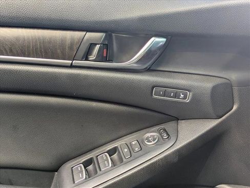 Used 2019 Honda Accord Touring image 2