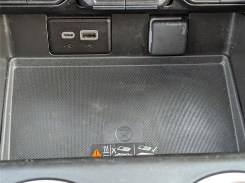 Used 2024 Chevrolet Suburban Z71 image 29