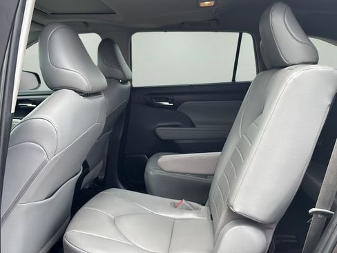 Used 2020 Toyota Highlander XLE AWD/4WD image 14