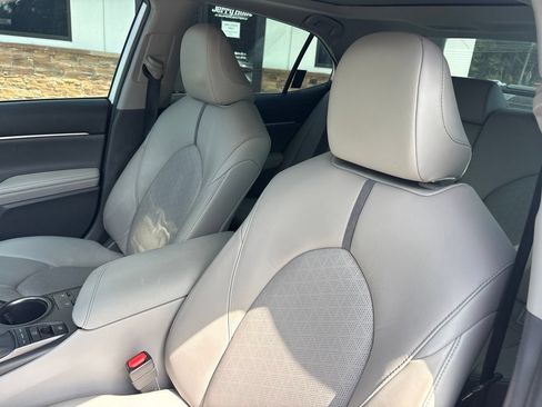 Used 2021 Toyota Camry XSE FWD image 3