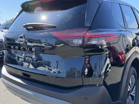 Used 2023 Nissan Rogue SV image 10