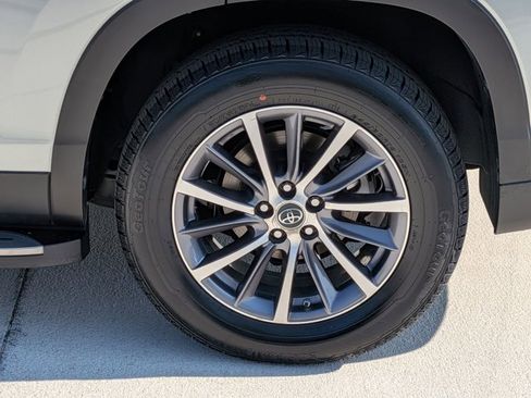 Used 2019 Toyota Highlander XLE FWD image 25