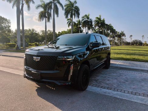 Used 2022 Cadillac Escalade ESV Luxury RWD image 3
