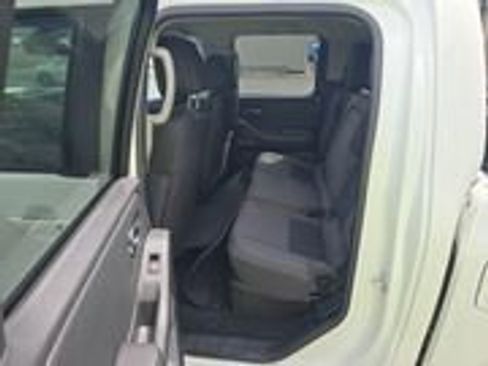 Used 2025 Nissan Frontier SV w/ SV Convenience Package RWD image 9