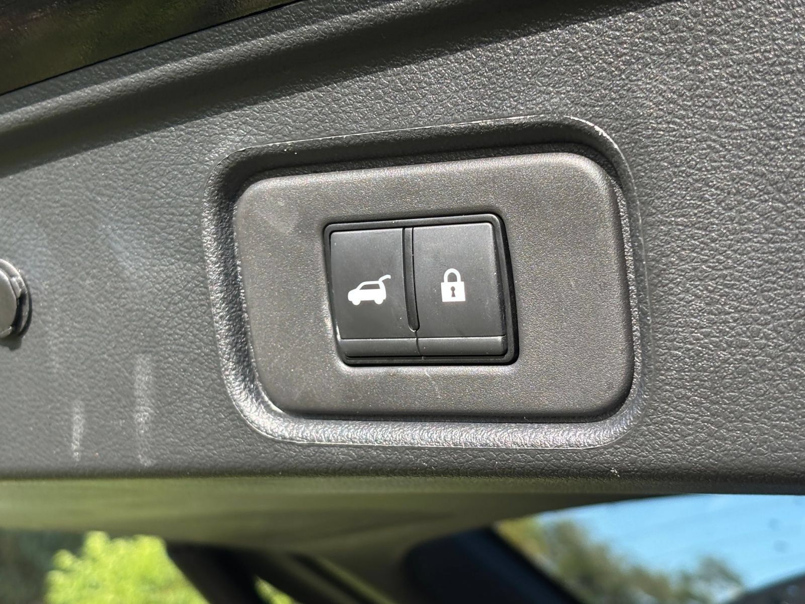 Used 2025 Nissan Pathfinder SV FWD image 22