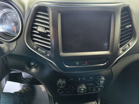 Used 2020 Jeep Cherokee Trailhawk AWD/4WD image 21