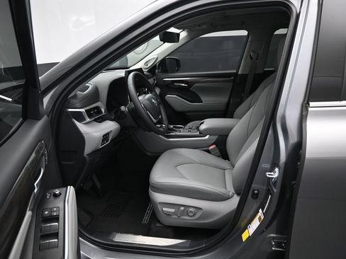 Certified 2026 Toyota Highlander Platinum AWD/4WD image 9