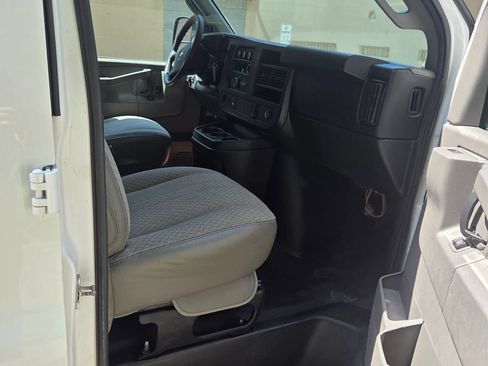 Used 2016 Chevrolet Express 2500 RWD image 8