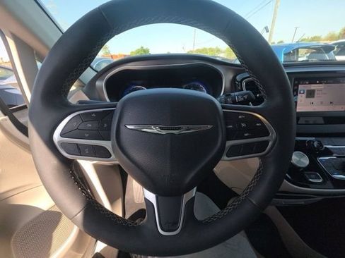 Used 2024 Chrysler Voyager LX FWD image 4