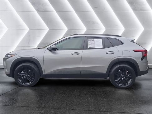 Used 2025 Chevrolet Trax ACTIV w/ Sunroof Package image 2