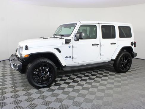 Used 2025 Jeep Wrangler Unlimited Sahara AWD/4WD image 2