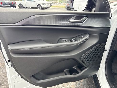 New 2025 Jeep Grand Cherokee L Altitude image 12