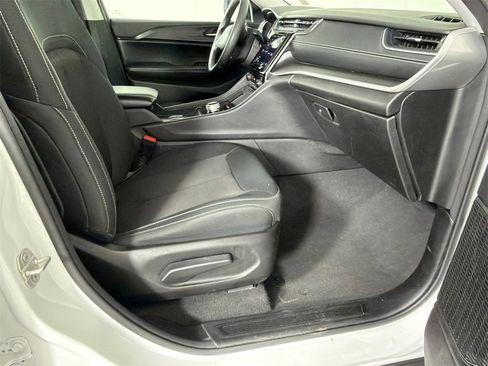 Used 2023 Jeep Grand Cherokee Laredo image 13