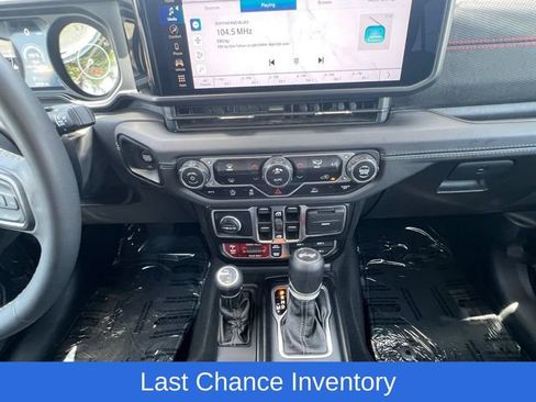 Used 2025 Jeep Wrangler Unlimited Rubicon AWD/4WD image 3