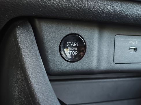 Used 2025 Nissan Rogue SV FWD image 18