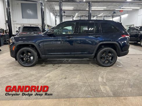 Used 2024 Jeep Grand Cherokee Limited w/ Luxury Tech Group II image 1