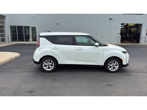 Used 2025 Kia Soul LX w/ LX Technology Package FWD image 8