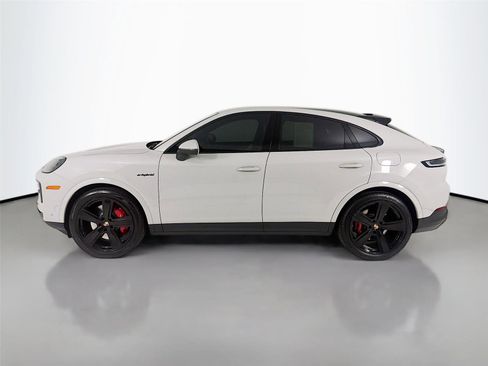 Used 2025 Porsche Cayenne S AWD/4WD image 2