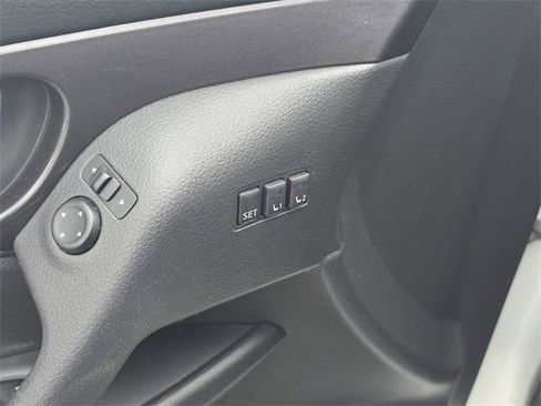 Used 2018 Nissan Rogue SV w/ Premium Package image 12