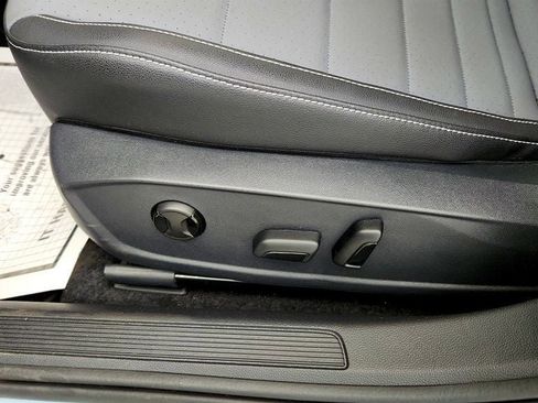 Used 2025 Volkswagen Jetta SE FWD image 12
