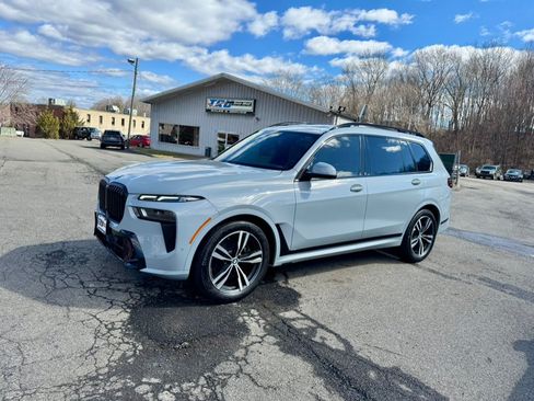 Used 2025 BMW X7 xDrive40i w/ M Sport Package AWD/4WD image 3