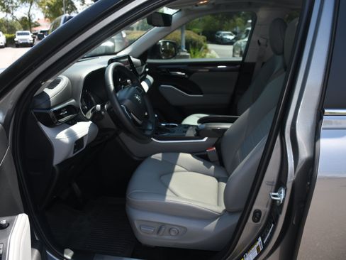 Used 2025 Toyota Highlander XLE AWD/4WD image 8