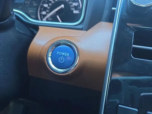 Used 2019 Toyota Avalon Limited image 37