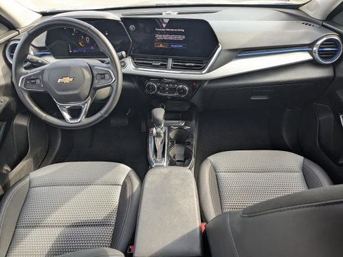Used 2025 Chevrolet Trax LT w/ LT Convenience Package image 5