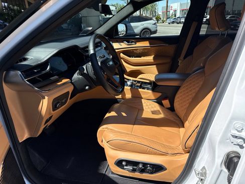 Used 2023 Jeep Grand Cherokee L Summit AWD/4WD image 2