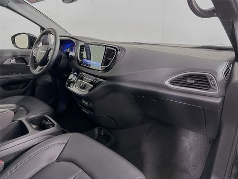 Used 2025 Chrysler Pacifica Select FWD image 28