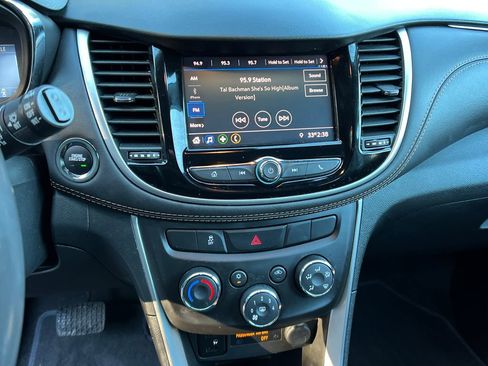 Used 2022 Chevrolet Trax LT w/ LT Convenience Package image 16