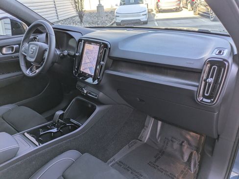 Used 2023 Volvo XC40 Recharge Plus image 32