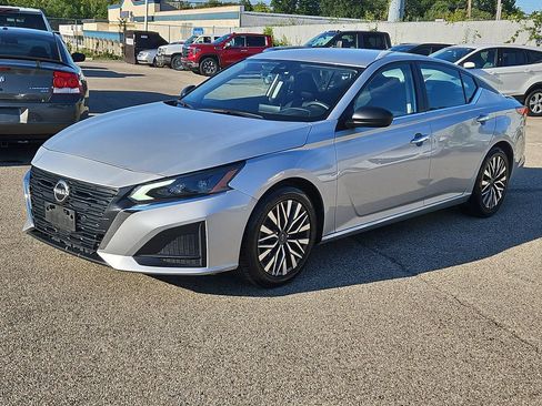 Used 2024 Nissan Altima 2.5 SV FWD image 2