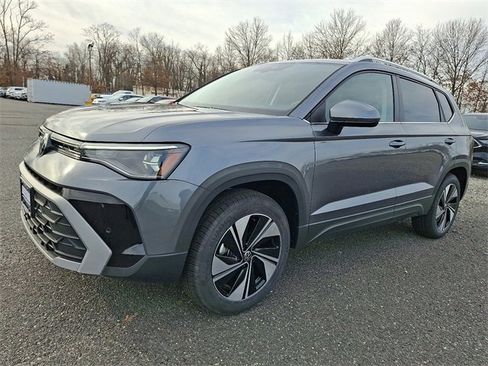 New 2026 Volkswagen Taos SE image 2