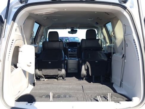 Used 2024 Chrysler Pacifica Select image 28