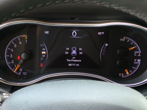 Used 2017 Jeep Grand Cherokee Laredo w/ Quick Order Package 23E AWD/4WD image 8