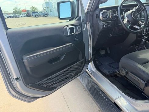 Used 2018 Jeep Wrangler Unlimited Sahara w/ Cold Weather Group AWD/4WD image 15