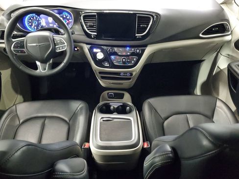 Used 2024 Chrysler Pacifica Touring-L FWD image 14