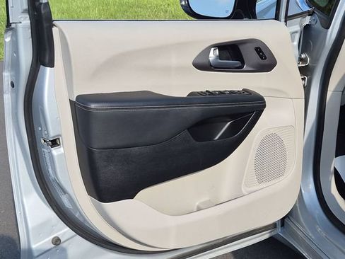Used 2024 Chrysler Pacifica Touring-L FWD image 19