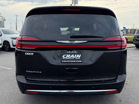 Used 2023 Chrysler Pacifica Touring-L FWD image 6