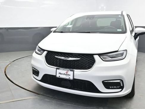 Used 2023 Chrysler Pacifica Touring-L FWD image 2