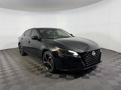 Used 2025 Nissan Altima 2.5 SR AWD/4WD image 4